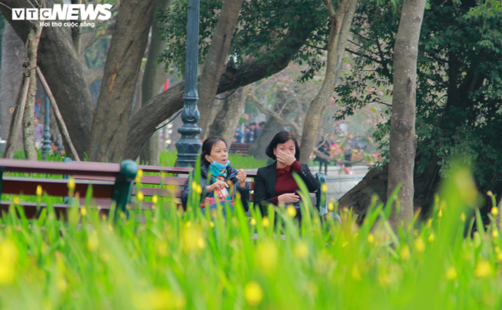 Người Hà Nội vô tư tập trung đông người, không đeo khẩu trang phòng COVID-19 - 5