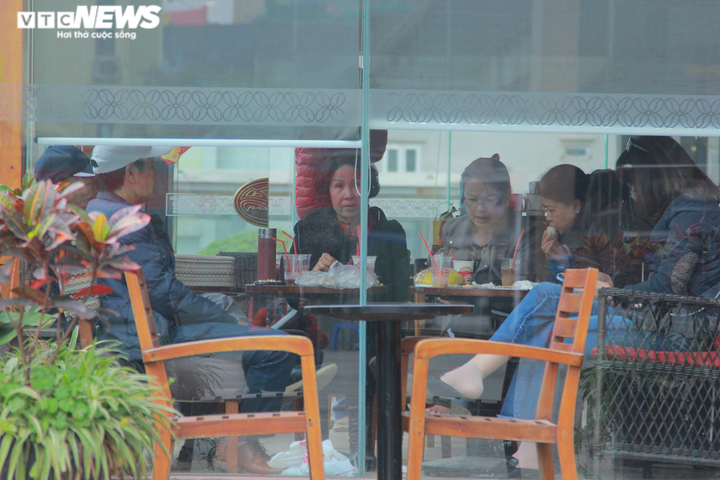 Người Hà Nội vô tư tập trung đông người, không đeo khẩu trang phòng COVID-19 - 13