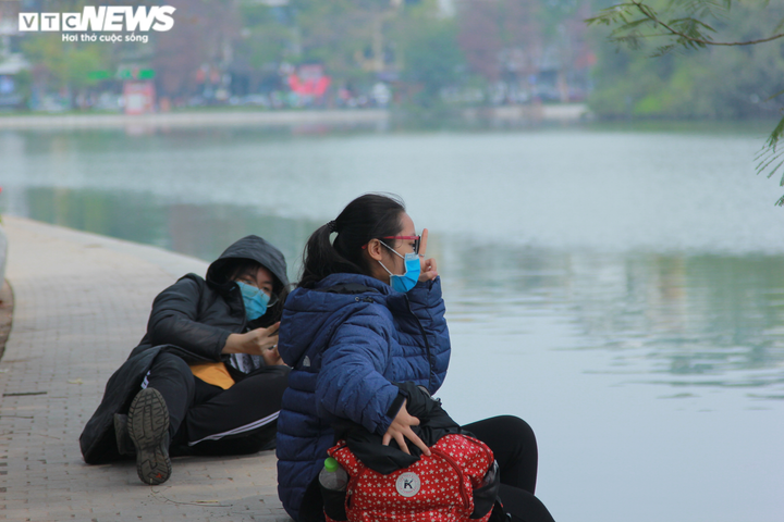 Người Hà Nội vô tư tập trung đông người, không đeo khẩu trang phòng COVID-19 - 9