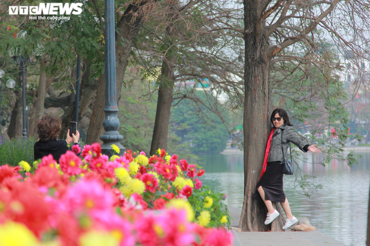 Người Hà Nội vô tư tập trung đông người, không đeo khẩu trang phòng COVID-19 - 8