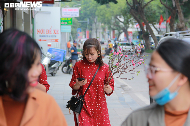 Người Hà Nội vô tư tập trung đông người, không đeo khẩu trang phòng COVID-19 - 7