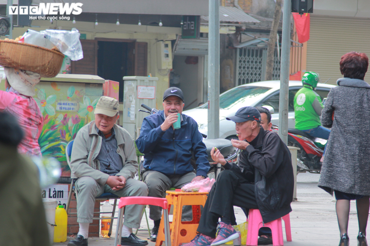 Người Hà Nội vô tư tập trung đông người, không đeo khẩu trang phòng COVID-19 - 10