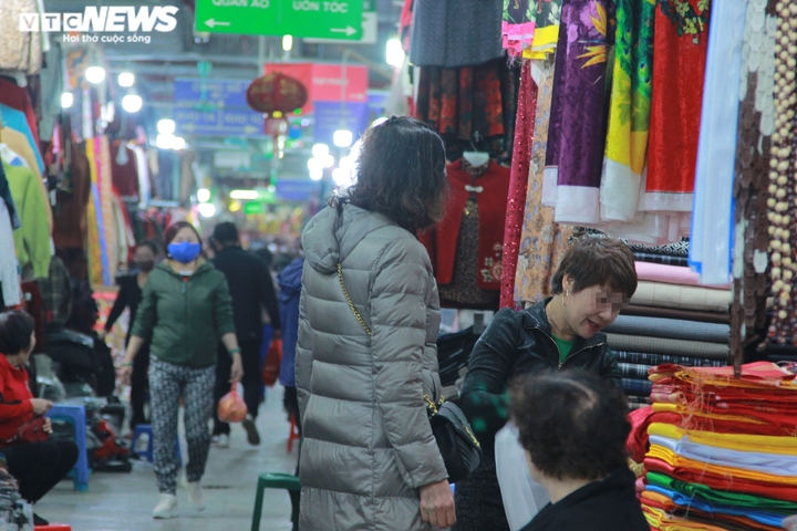 Người Hà Nội vô tư tập trung đông người, không đeo khẩu trang phòng COVID-19 - 3