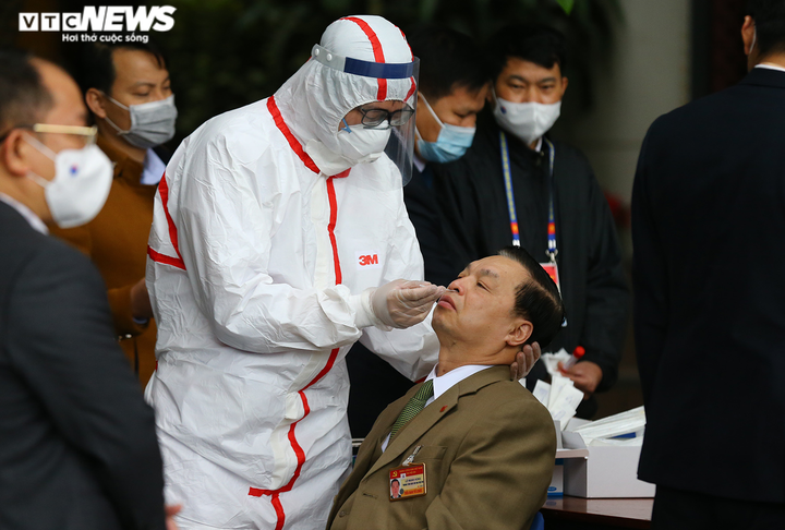 Ảnh: Xét nghiệm COVID-19 lần 3 cho phóng viên dự Đại hội Đảng XIII - 1