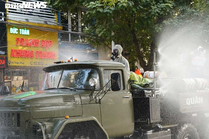 Ảnh: Hải Phòng phun khử trùng các tuyến phố sau ca mắc COVID-19 - 5