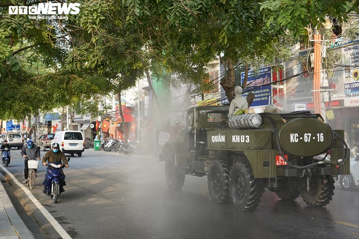 Ảnh: Hải Phòng phun khử trùng các tuyến phố sau ca mắc COVID-19 - 3