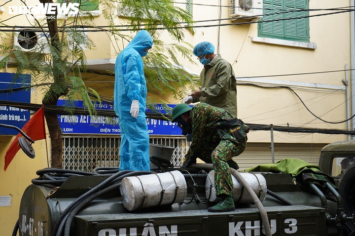 Ảnh: Hải Phòng phun khử trùng các tuyến phố sau ca mắc COVID-19 - 2