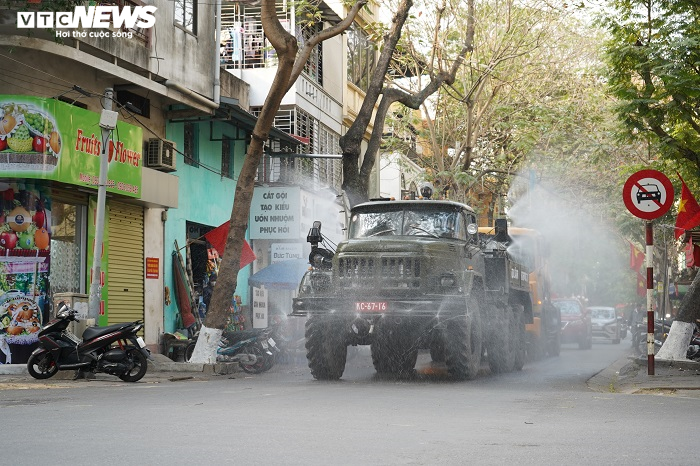 Ảnh: Hải Phòng phun khử trùng các tuyến phố sau ca mắc COVID-19 - 4