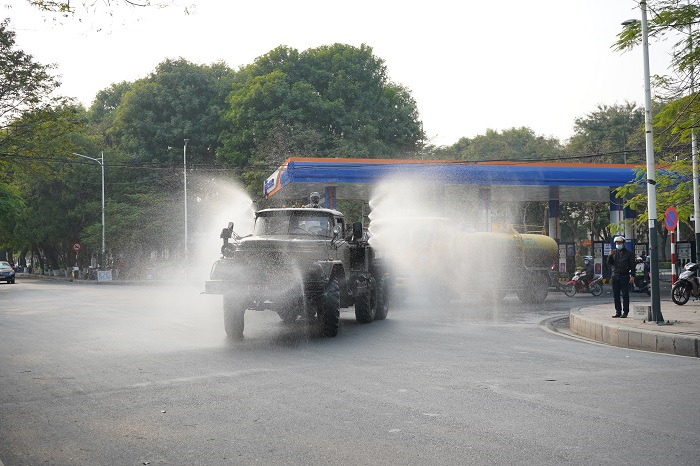 Ảnh: Hải Phòng phun khử trùng các tuyến phố sau ca mắc COVID-19 - 7