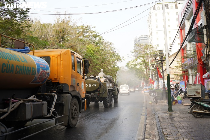 Ảnh: Hải Phòng phun khử trùng các tuyến phố sau ca mắc COVID-19 - 8