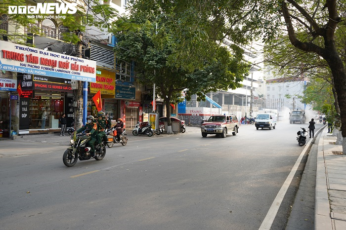 Ảnh: Hải Phòng phun khử trùng các tuyến phố sau ca mắc COVID-19 - 1