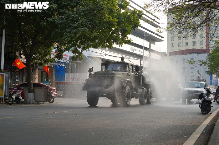 Ảnh: Hải Phòng phun khử trùng các tuyến phố sau ca mắc COVID-19 - 6