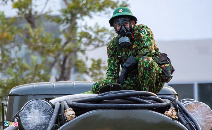 Ảnh: Quân đội dùng xe đặc dụng phun khử trùng tại Quảng Ninh - 4
