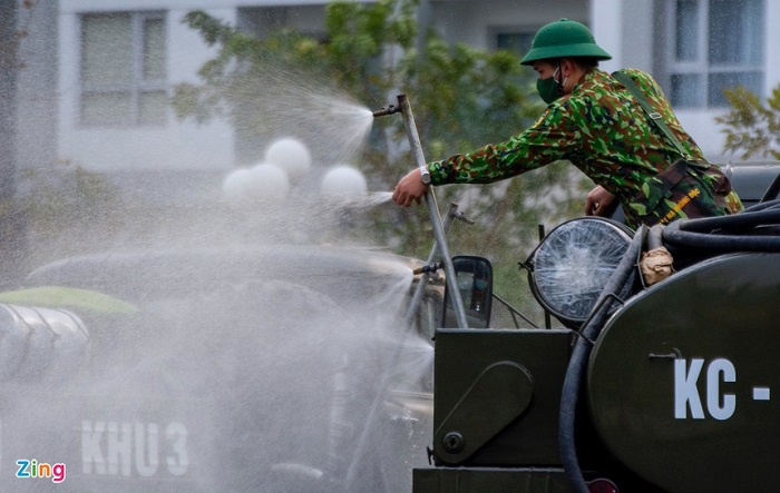 Ảnh: Quân đội dùng xe đặc dụng phun khử trùng tại Quảng Ninh - 7