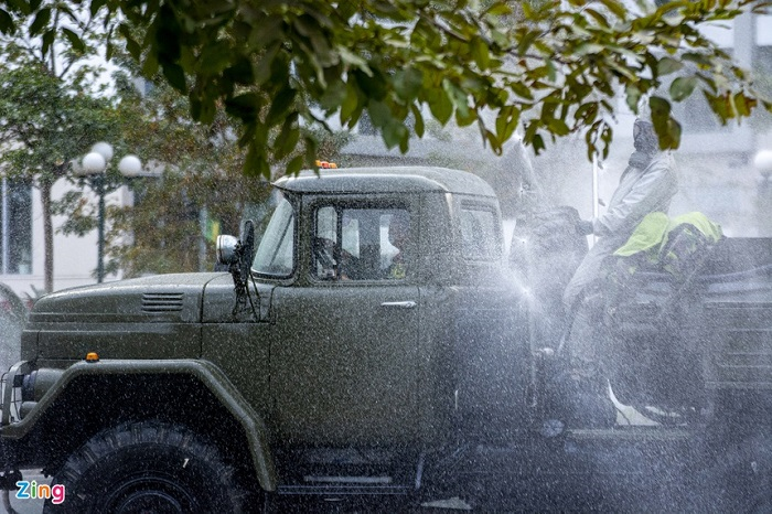 Ảnh: Quân đội dùng xe đặc dụng phun khử trùng tại Quảng Ninh - 8