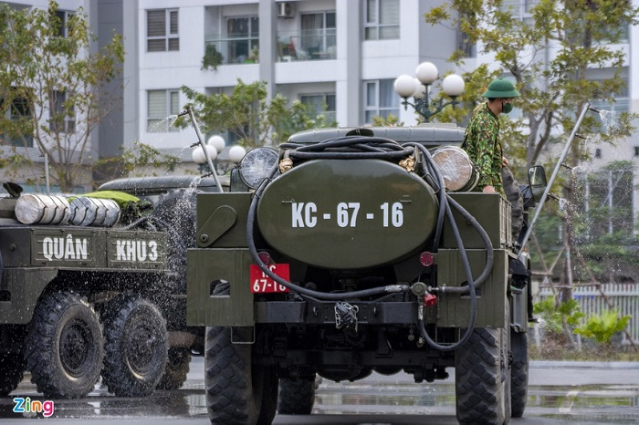 Ảnh: Quân đội dùng xe đặc dụng phun khử trùng tại Quảng Ninh - 9