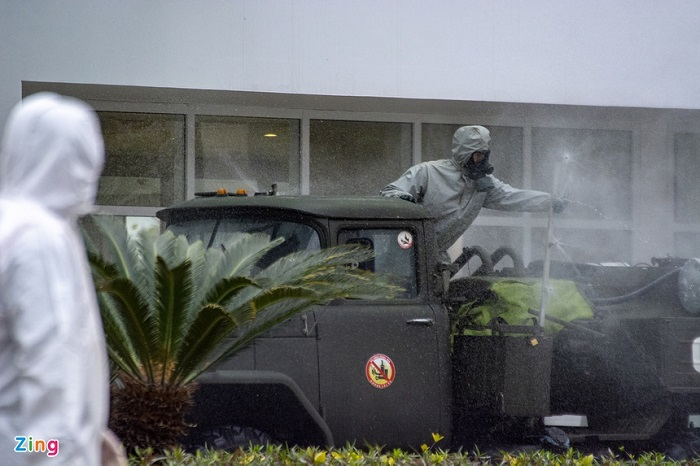Ảnh: Quân đội dùng xe đặc dụng phun khử trùng tại Quảng Ninh - 10