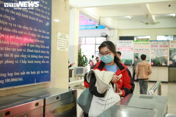 Được nghỉ Tết sớm, sinh viên tay xách nách mang về quê tránh dịch - 6