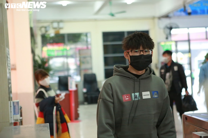 Được nghỉ Tết sớm, sinh viên tay xách nách mang về quê tránh dịch - 7