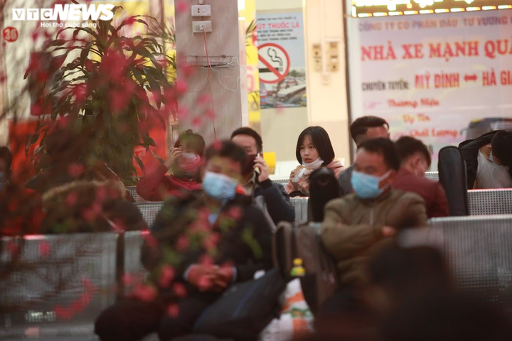 Được nghỉ Tết sớm, sinh viên tay xách nách mang về quê tránh dịch - 5