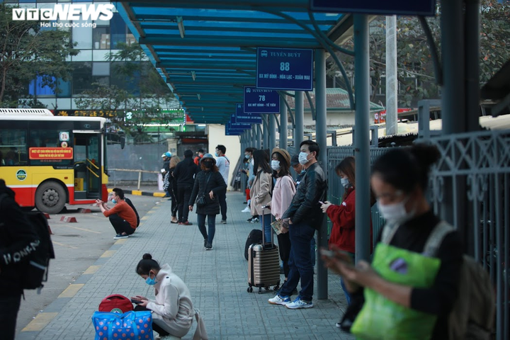 Được nghỉ Tết sớm, sinh viên tay xách nách mang về quê tránh dịch - 8
