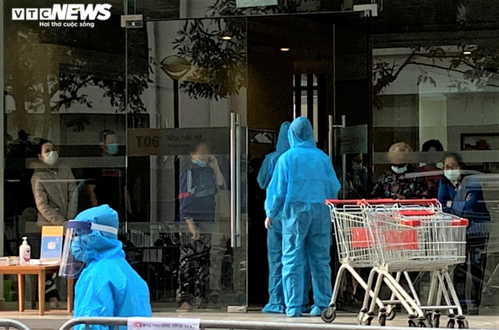 Ảnh: Quy trình tiếp nhận nhu yếu phẩm cho cư dân nhà T6 Times City bị phong tỏa - 8