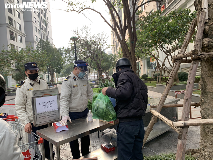 Ảnh: Quy trình tiếp nhận nhu yếu phẩm cho cư dân nhà T6 Times City bị phong tỏa - 2