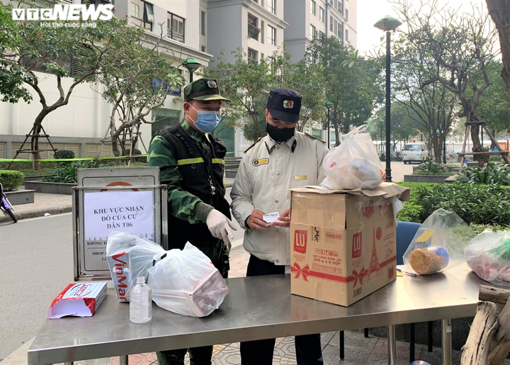 Ảnh: Quy trình tiếp nhận nhu yếu phẩm cho cư dân nhà T6 Times City bị phong tỏa - 1