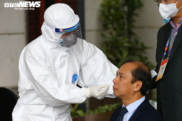 Ảnh: Xét nghiệm COVID-19 lần 3 cho phóng viên dự Đại hội Đảng XIII - 2