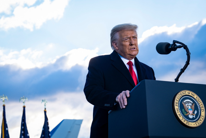 Nghị sĩ lưỡng đảng chuẩn bị nghị quyết chặn ông Trump tái tranh cử - 1