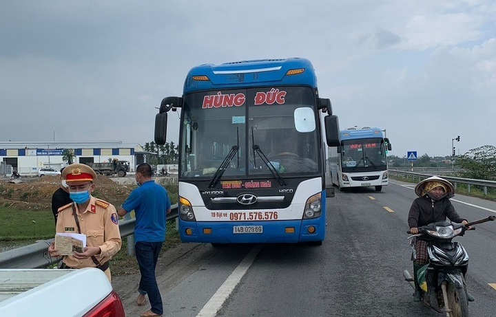 Quảng Ngãi truy vết 50 người đi xe khách từ vùng dịch nhưng xuống xe dọc đường - 1