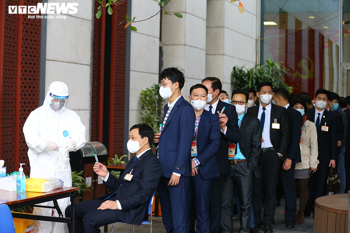 Ảnh: Xét nghiệm COVID-19 lần 3 cho phóng viên dự Đại hội Đảng XIII - 3