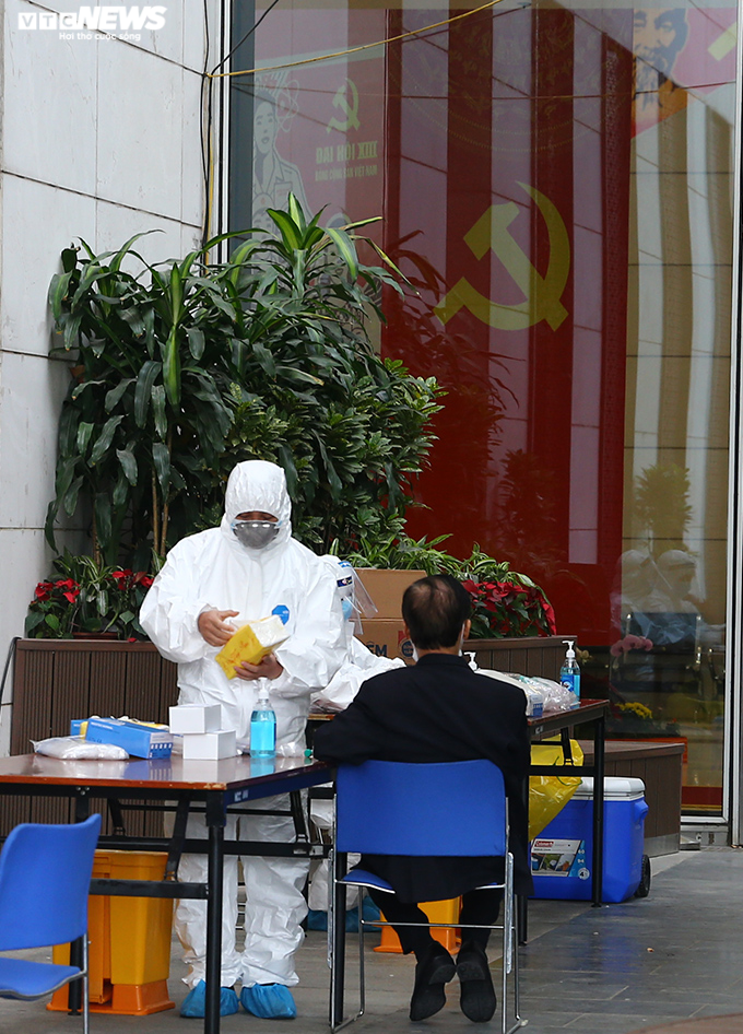 Ảnh: Xét nghiệm COVID-19 lần 3 cho phóng viên dự Đại hội Đảng XIII - 4