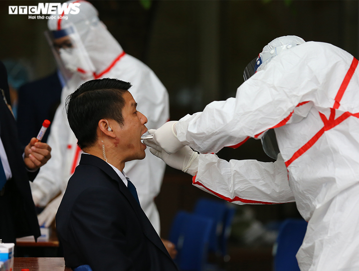 Ảnh: Xét nghiệm COVID-19 lần 3 cho phóng viên dự Đại hội Đảng XIII - 6