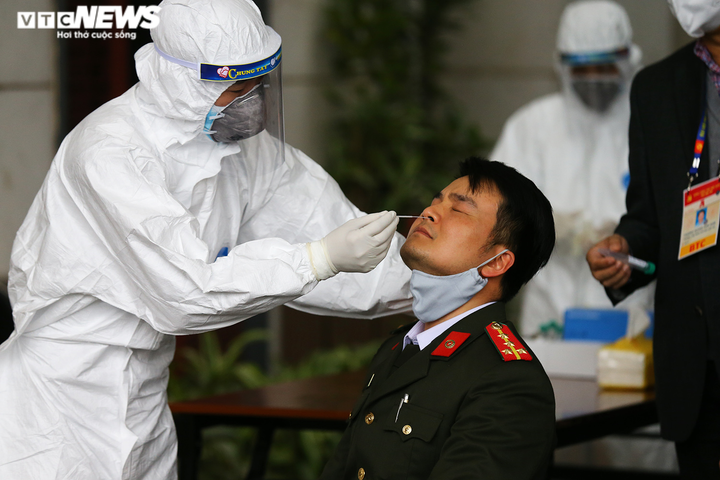 Ảnh: Xét nghiệm COVID-19 lần 3 cho phóng viên dự Đại hội Đảng XIII - 5