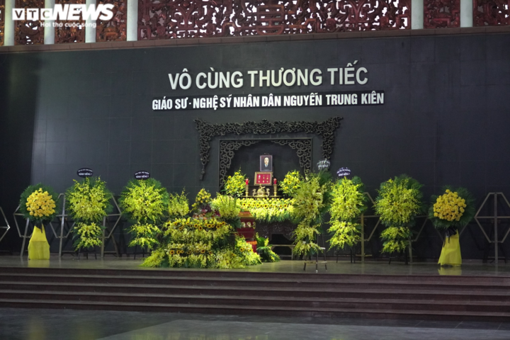 Đồng nghiệp, học trò vừa khóc vừa hát 'Tình ca' tiễn biệt NSND Trung Kiên - 1