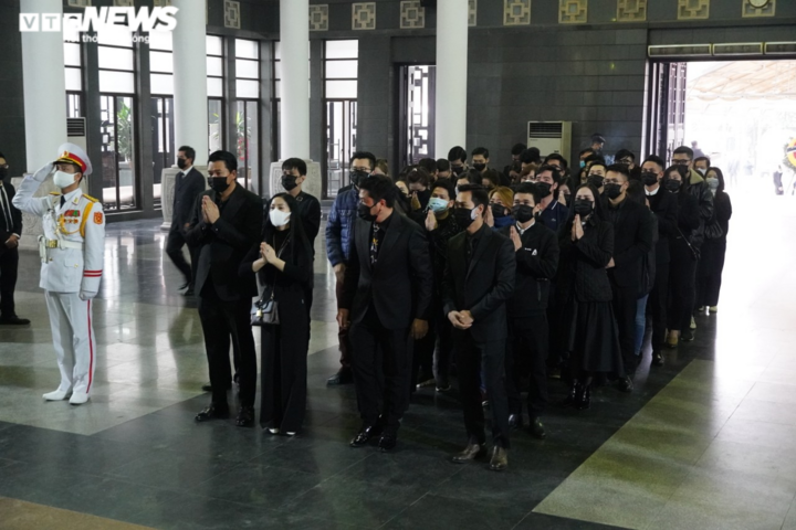 Đồng nghiệp, học trò vừa khóc vừa hát 'Tình ca' tiễn biệt NSND Trung Kiên - 4