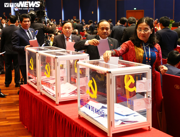 Ảnh: Bỏ phiếu bầu Ban Chấp hành Trung ương Đảng khoá XIII - 5