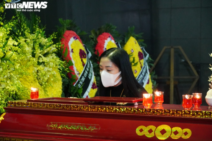 Đồng nghiệp, học trò vừa khóc vừa hát 'Tình ca' tiễn biệt NSND Trung Kiên - 7