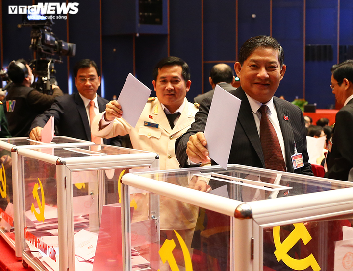 Ảnh: Bỏ phiếu bầu Ban Chấp hành Trung ương Đảng khoá XIII - 6