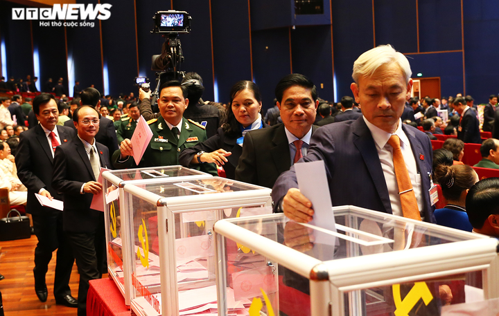 Ảnh: Bỏ phiếu bầu Ban Chấp hành Trung ương Đảng khoá XIII - 7