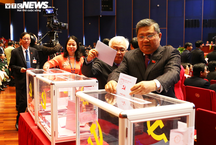 Ảnh: Bỏ phiếu bầu Ban Chấp hành Trung ương Đảng khoá XIII - 8