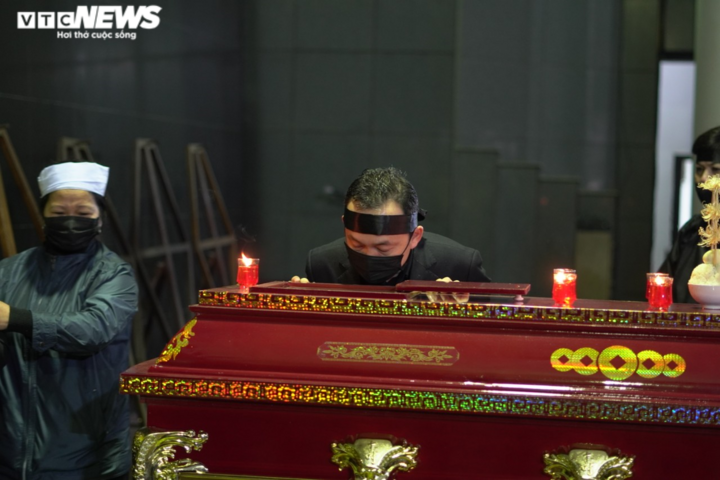 Đồng nghiệp, học trò vừa khóc vừa hát 'Tình ca' tiễn biệt NSND Trung Kiên - 5