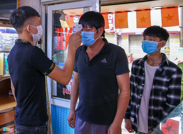 COVID-19 bùng phát, khách hủy tiệc tất niên tại nhiều nhà hàng - 2