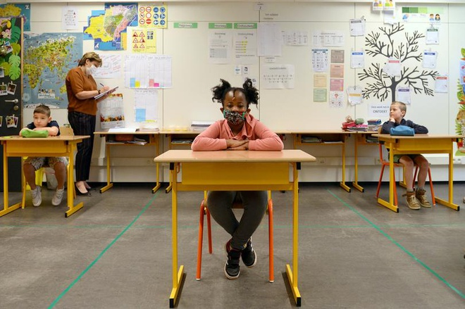 Các nước làm gì để học sinh đến trường an toàn trong mùa dịch? - 4