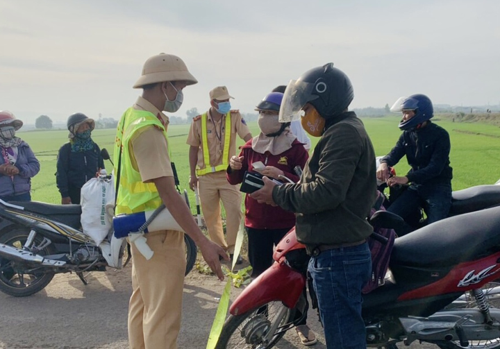 Ảnh: Phong toả khu vực có trường hợp dương tính với SARS-CoV-2 ở Gia Lai - 5