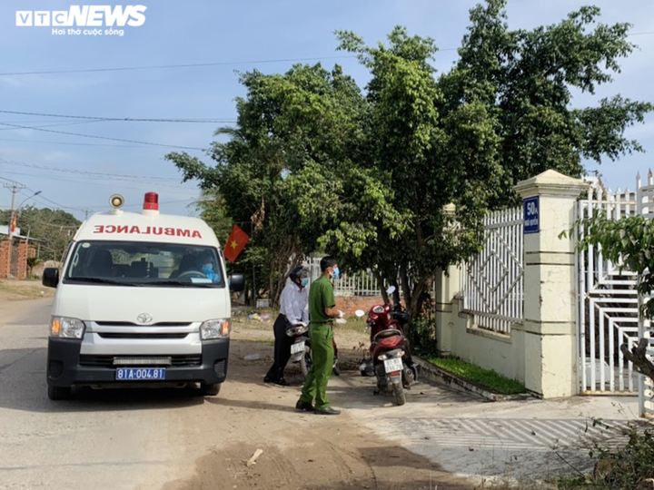 Ảnh: Phong toả khu vực có trường hợp dương tính với SARS-CoV-2 ở Gia Lai - 7