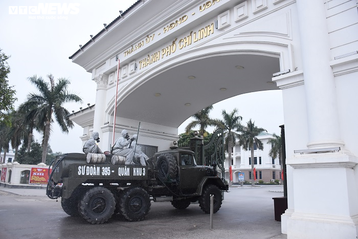 Xe đặc chủng phun khử trùng tại ổ dịch COVID-19 lớn nhất miền Bắc - 1