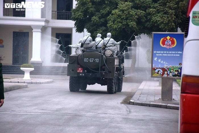 Xe đặc chủng phun khử trùng tại ổ dịch COVID-19 lớn nhất miền Bắc - 2