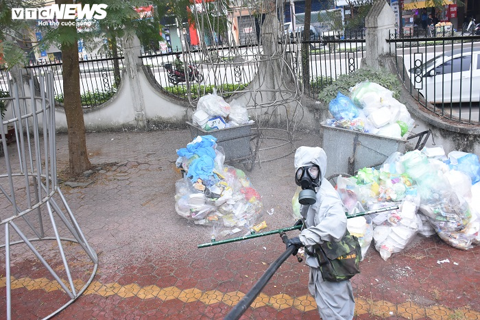 Xe đặc chủng phun khử trùng tại ổ dịch COVID-19 lớn nhất miền Bắc - 9